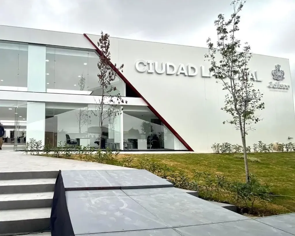 Fachada de la oficina de Zapopan (Sede principal)